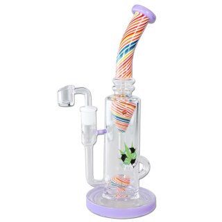 Bong aus klarem Glas mit lila Basis, gebogenem, mehrfarbig gestreiftem Mundstück, Seitenarm und grünem Blattmotiv auf dem Korpus.