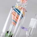 plaintextBong aus klarem Glas mit gemustertem, spiralförmigem Glasperkolator in Rot, Blau und Gelb, violetter Griff und Hanfblatt-Motiv auf dem Korpus.