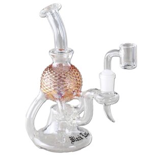 plaintextDab Rig aus klarem Glas mit rosa-goldenem kanneliertem Korpus, gebogenem Mundstück, seitlichem Glaskopfanschluss, schwarzem Logo auf der Basis.
