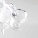 Dab Rig aus klarem Glas mit rundem Banger und schrägem Ansatzrohr. Hochwertige Verarbeitung, elegante Form. Keine Logos oder Markierungen sichtbar.