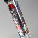 Bong aus klarem Glas mit farbenfrohem, japanisch inspiriertem Druck mit Samurai-Motiv und Fischen. Rotes und blaues Design, platziert auf dem Korpus. Oberer Rand in Schwarz eingefärbt.
