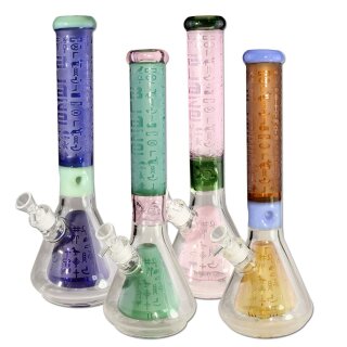 Bong, Glas, Beaker-Form, Kolben und Hals in verschiedenen Farben: Blau, Grün, Rosa, Braun. Ätzmuster auf Glasoberfläche, Stecksystem mit sichtbarem Chillum.