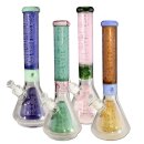 Bong, Glas, Beaker-Form, Kolben und Hals in verschiedenen Farben: Blau, Grün, Rosa, Braun. Ätzmuster auf Glasoberfläche, Stecksystem mit sichtbarem Chillum.