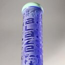 Detailsaufnahme Bonghals aus blauem Glas mit gefrostetem Finish, verziert mit Symbolen und großem Schriftzug BLAZE vertikal