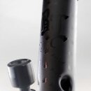 Schwarze Glasbong mit mattem Finish, verziert mit erhabenen Buchstaben und Blattmotiven. Der Bereich zeigt einen Steckkopf aus schwarzem Glas.