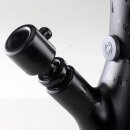 Bong aus schwarzem Metall mit integriertem Stecksystem. Geprägte Hanfblattmuster und seitliches Logo auf dem Korpus. Gummierter Druckknopf, glänzendes Finish.