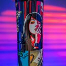 Bong mit farbenfrohem Grafikkunstwerk auf Glas, zeigt rauchende Frau, umgeben von Geldscheinen, Stadtlandschaft und einem Feuerzeug
