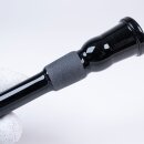 Glas-Chillum mit schwarzer, mattierter Oberfläche und glatter Textur, gehalten von einer weiß bekleideten Hand, vor hellem Hintergrund.