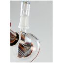 Bong mit kugelförmigem Glasbehälter, mehrfarbige Wirbelmuster im Inneren, klarer Glasanschluss mit weißem Schliff, glatt polierte Oberfläche, keine sichtbaren Logos oder Markierungen.