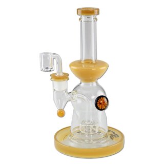Bong aus klarem Glas mit gelben Akzenten oben und unten. Zylinderform mit rundem Sockel, seitlichem Ansatzrohr und Glaskopf für Kräuter. Kleines dekoratives Muster auf Korpus.