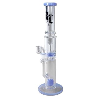 Bong aus klarem Glas mit zylindrischer Form, blauem Fuß und blauer Oberkante. Schlichter, schwarzer Schriftzug mittig auf dem Hals. Integrierter Perkolator und seitlich angesetzter Schliff.