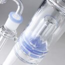 Bong mit zylindrischem Glaskorpus und blauen Akzenten. Integrierter Perkolator und gebogener, transparenter Hals. Verbindungsteil mit blauem Schaft und weißem Stecksystem.