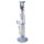 Bong aus klarem Glas mit zylindrischer Form, blauem Fuß und blauer Oberkante. Schlichter, schwarzer Schriftzug mittig auf dem Hals. Integrierter Perkolator und seitlich angesetzter Schliff.