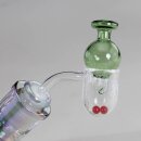 plaintextDabber mit grünem Glaskopf, klarem Glashals und roter Kugelkammer, elliptischer Perkolator unter dem Kopf, transparentes Glas mit irisierendem Effekt, weißes Logo auf der Kammer.