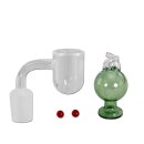 Dab-Rig-Set mit klarem Glasbanger links, grünem Glaskarbid-Kappen rechts und zwei roten Glasperlen. Banger mit Ansatzrohr, Karbid-Kappe rund mit Öffnung oben. Klares und grünes Glas.