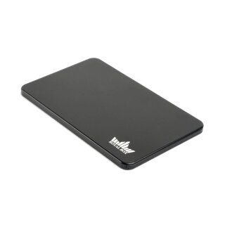 Aufbewahrungsbox aus Metall, rechteckig, schwarz, mit Logo in Weiß unten rechts.