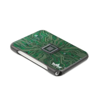 Kunststoff-Case mit Computerchip-Motiv, schwarzer Korpus, rechteckige Form, seitlich integriertes Fach für ein herausnehmbares weißes Röhrchen, Logo links oben aufgedruckt.