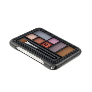 Kunststoff-Case mit einer Lidschatten-Palette als Motiv, schwarzer Korpus, rechteckige Form, seitlich integriertes Fach für ein herausnehmbares weißes Röhrchen, Logo links oben aufgedruckt.