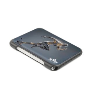 Kunststoff-Case mit einem rennenden Cyborg als Motiv, schwarzer Korpus, rechteckige Form, seitlich integriertes Fach für ein herausnehmbares weißes Röhrchen, Logo links oben aufgedruckt.