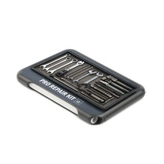Kunststoff-Case mit einem Werkzeug-Set als Motiv, schwarzer Korpus, rechteckige Form, seitlich integriertes Fach für ein herausnehmbares weißes Röhrchen, Logo links oben aufgedruckt.
