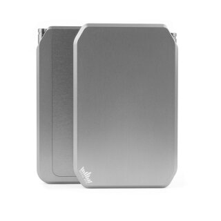 Metall-Box rechteckig silber, mit abgerundeten Ecken, sichtbares Scharnier oben, graviertes Logo unten rechts auf der Vorderseite.