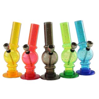 Bong aus farbigem Kunststoff mit Sprenkelmuster und Metallkopf. Erhältlich in Gelb, Rot, Schwarz, Grün und Blau. Runde Basis, runder Korpus, angeschrägtes Rohr. Mehrere Bongs nebeneinander.