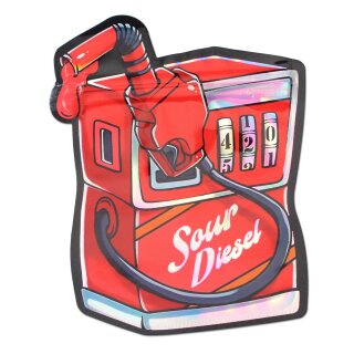 Bedruckter Beutel in Form einer retro-roten Zapfsäule mit der Aufschrift Sour Diesel. Der Beutel zeigt entworfene Zahlen an der Oberseite und einen stilisierten Tankschlauch an der Seite.