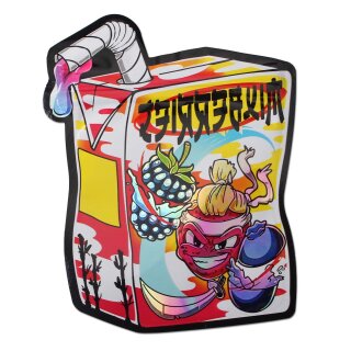 Schnellverschlussbeutel in Form eines Trinkpäckchens, Hintergrund rot und gelb, oben schwarze, asiatische Schriftzeichen, darunter eine Samurai-Beere, die mit einem Schwert andere Beeren zerteilt; aus dem seitlichen Strohhalm tropft etwas Saft heraus.