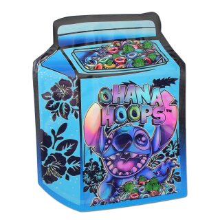 Schnellverschlussbeutel in Form eines Tetrapacks, blau mit schwarzen hawaiianischen Blüten drauf, vorn ein kleines grinsendes Monster mit großen Ohren und darüber steht Ohana Hoops.