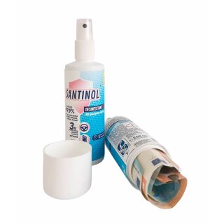 Flasche aus Kunststoff, weiß, mit Zerstäuber, blau-weißes Etikett mit roten Akzenten und Aufschrift Santinol sowie Hinweisen für ein Desinfektionsspray, daneben weitere Flasche, die aber den Boden abgeschraubt daneben liegen hat und ein Geheimfach mit Geldscheinen zeigt.
