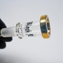 Glas-Chillum mit goldfarbener Umrandung, schwarzem Schriftzug seitlich, transparentes Glas mit mattem Stecksystem, schwarze Handschuh hält unterm Schliff.