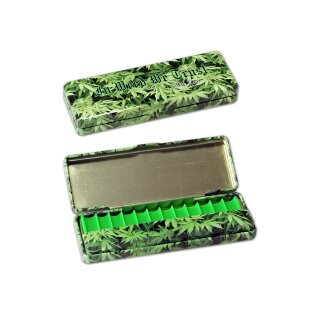 Rechteckige Dose aus Metall gefertigt, Deckel und Außenseite mit Hanfblätter-Design bedruckt, innen grünes Kunststoff-Tray mit mehreren Fächern für Filter, Aufschrift In Weed We Trust auf dem Deckel.