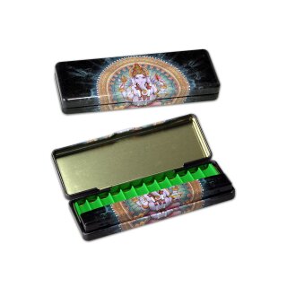 Produktbild einer Metallbox, rechteckige Form, schwarze Hintergrund mit Ganesha-Motiv in der Mitte. Der Innenraum zeigt ein grünes Kunststoffinlay mit mehreren Fächern.