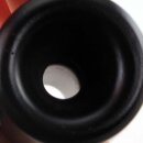 Detailaufnahme Bowl eines Bong-Kopfs, von oben hinein, Durchlass ist zu erkennen, Bong-Kopf aus schwarzem, mattem Glas.