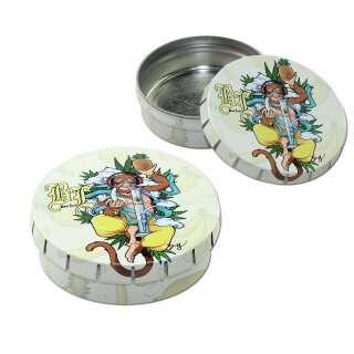 Runde Dose aus Metall mit abnehmbarem Deckel und mehrfarbigem Hanuman-Design; geschlossene Dose im Vordergrund, geöffnete im Hintergrund, sichtbare silberne Innenseite; Deckeldesign: Hanuman mit Bong und Ananas.